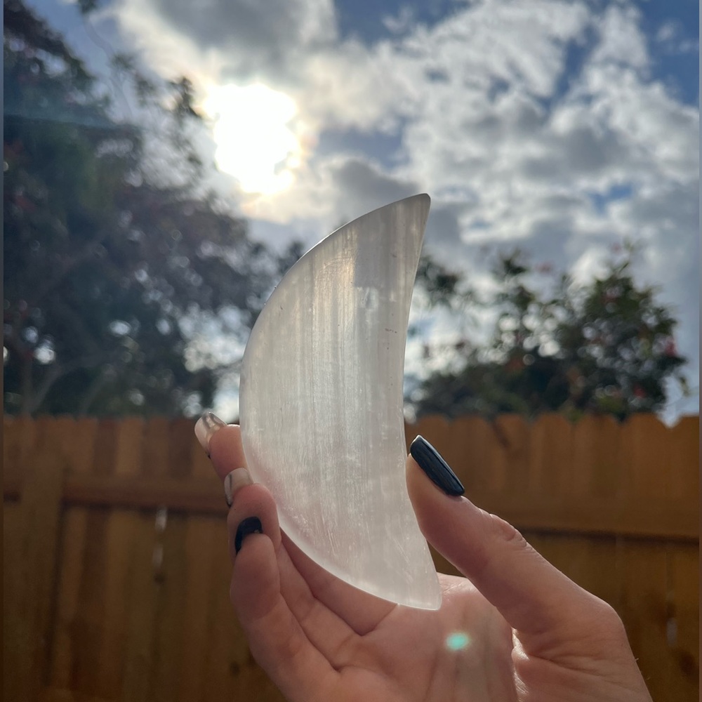LAST ONE ‼️🚨- Moon shaped selenite crystal bowl 🌙✨